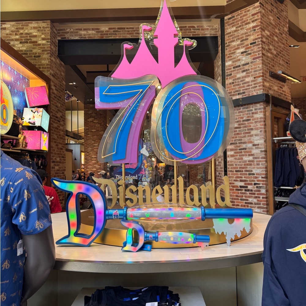 NWT Disneyland 70th Anniversary Giant Key Limited Edition 1:3000